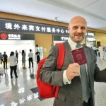 Foreign tourists using mobile payments in Chengdu