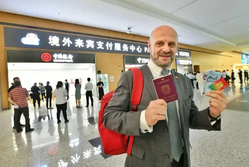 Foreign tourists using mobile payments in Chengdu