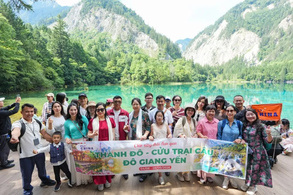 International Tour Group at Jiuzhaigou Lake